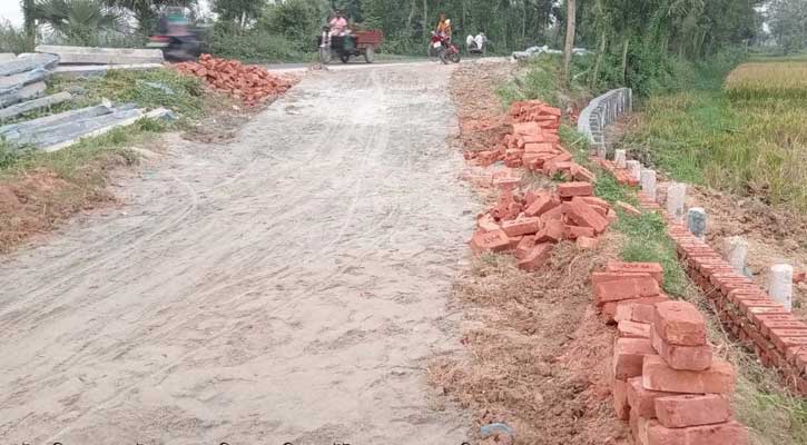নির্দেশ মানলেন না ঠিকাদার,সড়কে অনিয়মের অভিযোগ