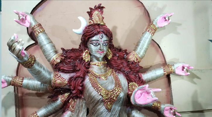 নাটোরে সোনালি পাট দিয়ে দুর্গাপ্রতিমা তৈরি