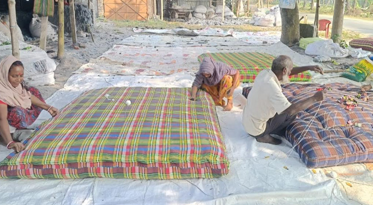 জীবননগরে লেপ-তোষক তৈরিতে ব্যস্ত কারিগররা