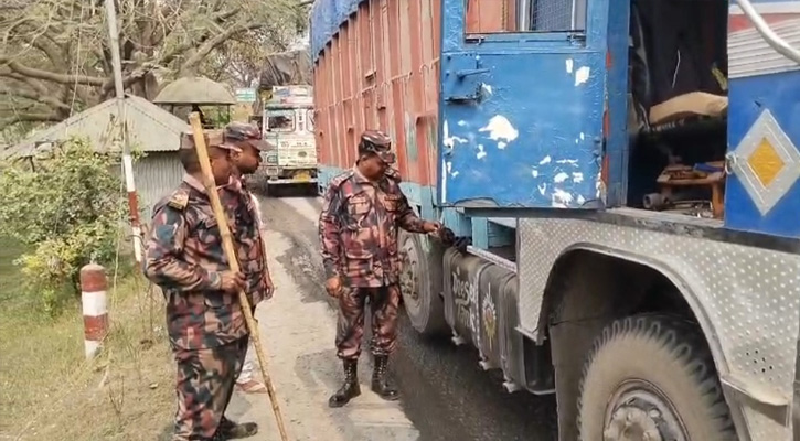 সোনামসজিদ স্থলবন্দরে জ্বালানি তেল পাচার রোধে বিজিবির চেকপোস্ট