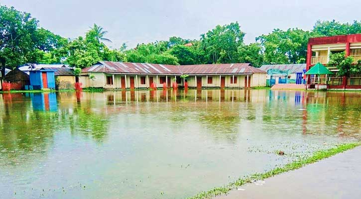 ভারী বর্ষণে সুন্দরগঞ্জে রাস্তা, খেলার মাঠ ও নিচু এলাকা প্লাবিত