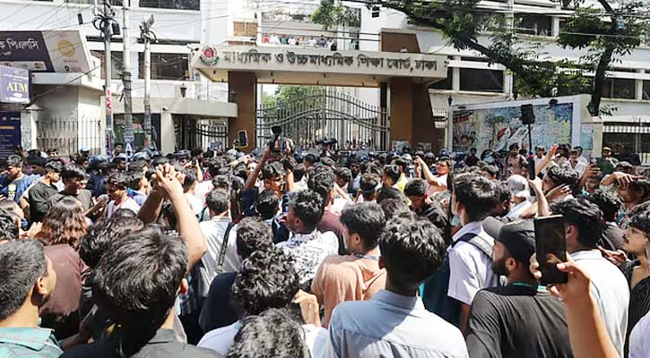 শিক্ষামন্ত্রীর পদত্যাগের দাবিতে ঢাকা বোর্ডের সামনে শিক্ষার্থীদের বিক্ষোভ