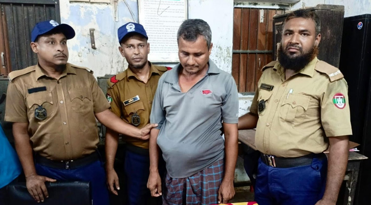 ভৈরবে রেলওয়ে নিরাপত্তা বাহিনীর হাতে টিকিট কালোবাজারি আটক
