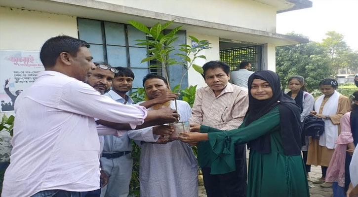 সবুজ স্বপ্নে দুর্বার — চিতলমারীতে ছাত্রীদের মাঝে ২০০ ফল–ফুলের চারা বিতরণ
