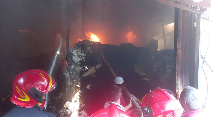 দেড় ঘণ্টার চেষ্টায় টঙ্গীর তুলার গুদামের আগুন নিয়ন্ত্রণে