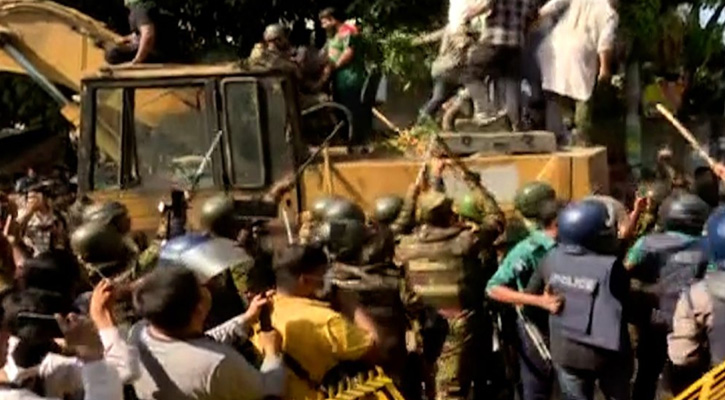 ধানমন্ডি ৩২ নম্বরে বুলডোজার আটকে দিলো সেনাবাহিনী