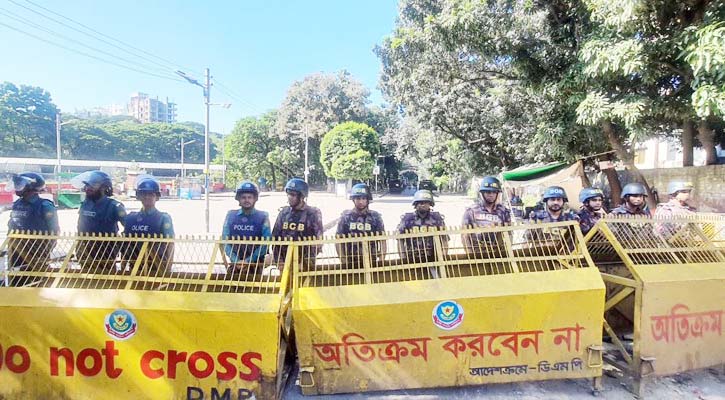 শান্ত ৩২ নম্বরে কড়া পাহারায় আইনশৃঙ্খলা বাহিনী