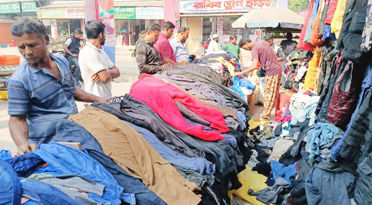 ঠান্ডা ও শীতের তীব্রতা  ফুটপাতের পুরোনো কাপড়ের দোকানে উপচেপড়া ভিড়