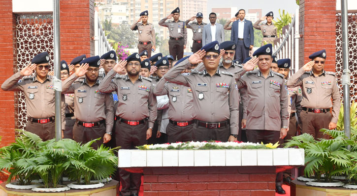 রাজারবাগ পুলিশ স্মৃতিসৌধে নবনিযুক্ত আইজিপির শ্রদ্ধা