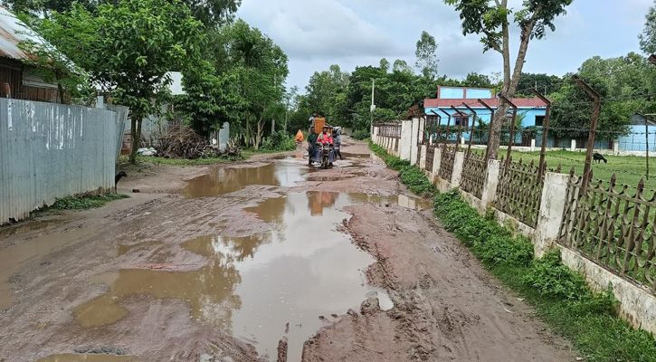 মাদারগঞ্জে খানাখন্দে ভরা সড়ক, চরম দুর্ভোগে পথচারী