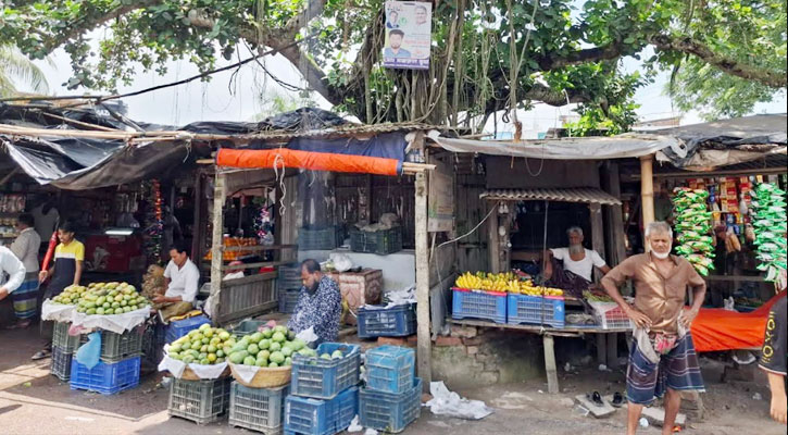 চরভদ্রাসনে হাজীগঞ্জ বাজারের ফুটপাত ও রাস্তা দখল: চলাচলে চরম ভোগান্তি