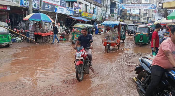 নৌযানের মতো হেলেদুলে চলছে গাড়ি , রামগঞ্জের প্রধান সড়ক নৌভ্রমণের ছোঁয়া