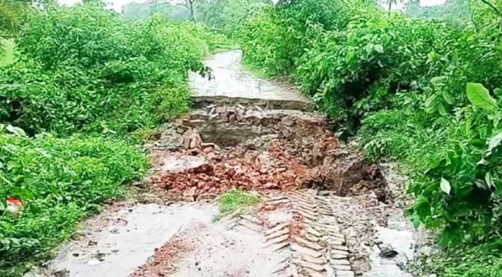 ভারী বর্ষণে দামুড়হুদায় সড়ক ধস