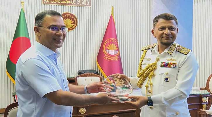 প্রধানমন্ত্রীর সঙ্গে বিদায়ী নৌবাহিনী প্রধানের সৌজন্য সাক্ষাৎ