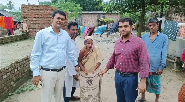 টানা বর্ষায় খেটে খাওয়া মানুষের পাশে জীবননগরের ইউএনও