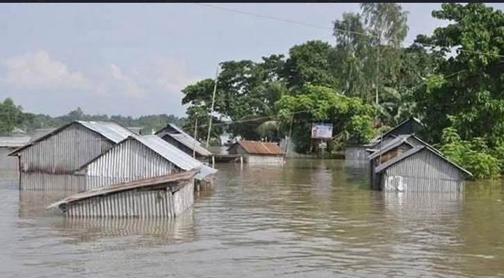 চাঁপাইনবাবগঞ্জে পানিবন্দি নিম্নাঞ্চলের মানুষ, শ্রেণিকক্ষে পানি ঢুকে পাঠদান ব্যাহত