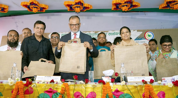 সাশ্রয়ীমূল্যে পাটের ব্যাগ বাজারজাতকরণ উদ্বোধন করলেন দুই উপদেষ্টা