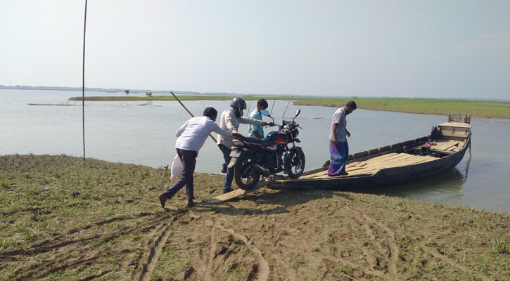 মধ্যনগরে জোরখলার গোদারা পারাপারে বিনা ভাড়ায় নৌকা চালু করলেন ছাত্রদল নেতা মিনু