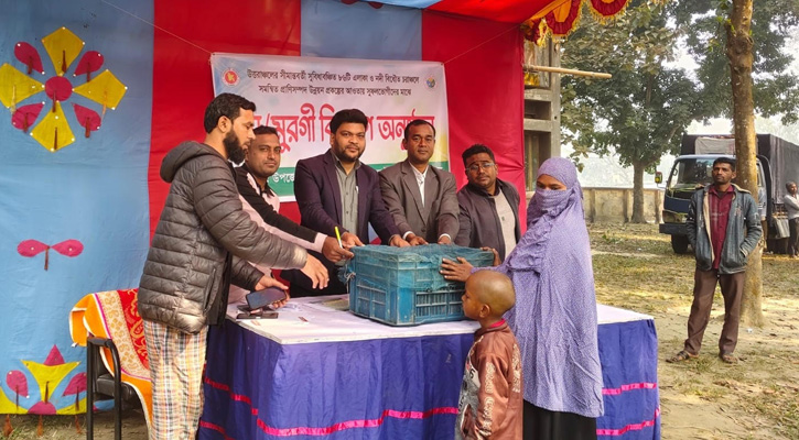 রাজীবপুরে প্রান্তিক খামারিদের মাঝে প্রাণিসম্পদ দপ্তরের উদ্যোগে মোরগ-মুরগি বিতরণ