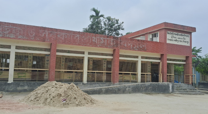 পার্বতীপুরে স্কুলের গাছ কেটে শিক্ষকের বিরুদ্ধে অপপ্রচারের অভিযোগ