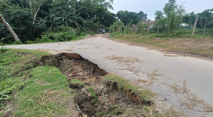 মাদারগঞ্জে বৃষ্টিতে সড়কে ধস, মেরামত না হলে সংযোগ বিচ্ছিন্ন হওয়ার শঙ্কা