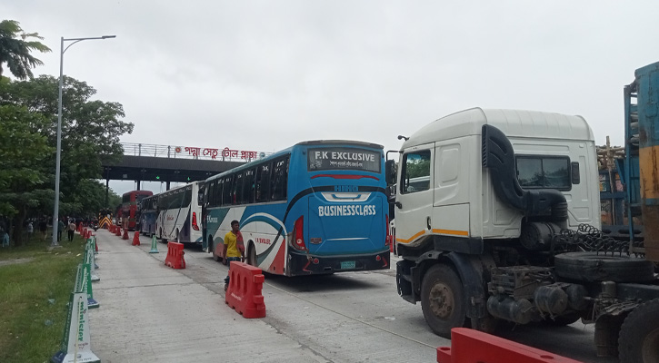 পদ্মা সেতুতে যানবাহনের চাপ, ১৬টি টোল বুথে আদায় ৪ কোটি ৯ লাখ টাকা