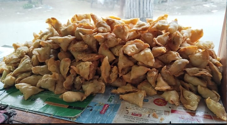 অল্প পুজি লাগিয়ে স্বল্প লাভে সিঙ্গাড়া বিক্রি করে সফল কোটচাঁদপুরের মনিরুল ইসলাম