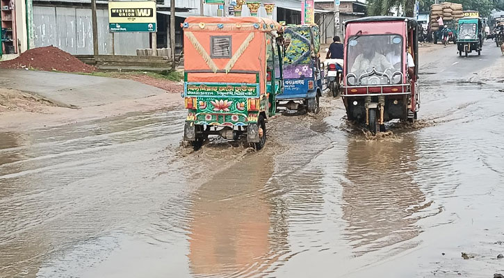 সামান্য বৃষ্টিতেই হাঁটু পানি, দুর্ভোগে ঝিনাইগাতীর পথচারীরা