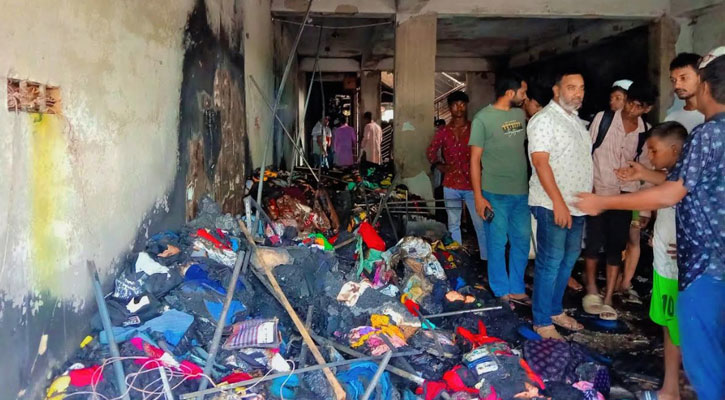 মাদারগঞ্জে হকার্স মার্কেটে ভয়াবহ অগ্নিকাণ্ড, ২১ দোকান পুড়ে ছাই