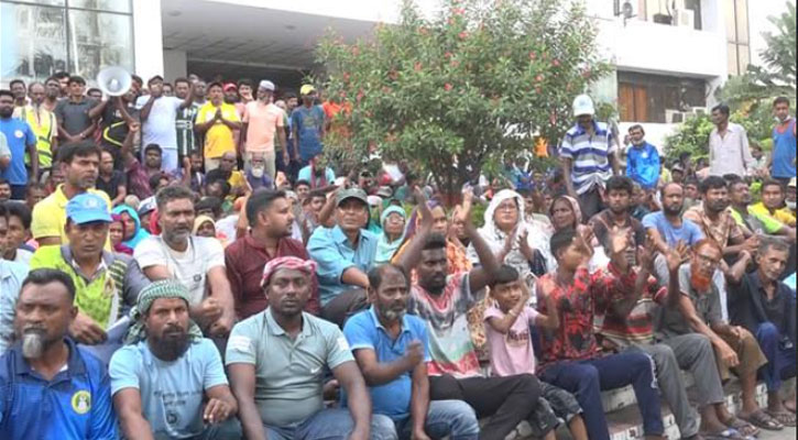 ছয় দফা দাবিতে কর্মবিরতি পালন করেছে রাজশাহী সিটি করপোরেশনের শ্রমিকরা