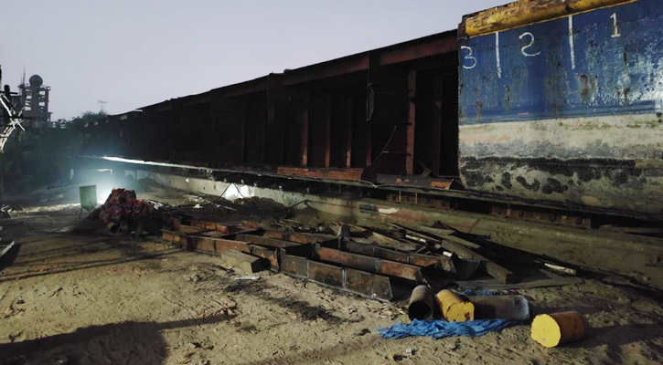 সোনারাগাঁয়ে ছাত্রদল নেতাসহ ৭ জনের বিরুদ্ধে মালবাহী জাহাজ কেটে বিক্রির অভিযোগ, গ্রেপ্তার ১