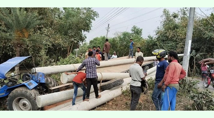 ট্র্যাক্টরের ধাক্কায় মোটরসাইকেল আরোহী গুরুতর আহত