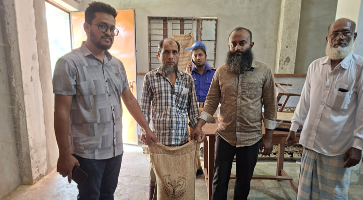 উজিরপুরের শিকারপুরে জেলেদের মাঝে খাদ্য সহায়তা হিসেবে চাল বিতরণ