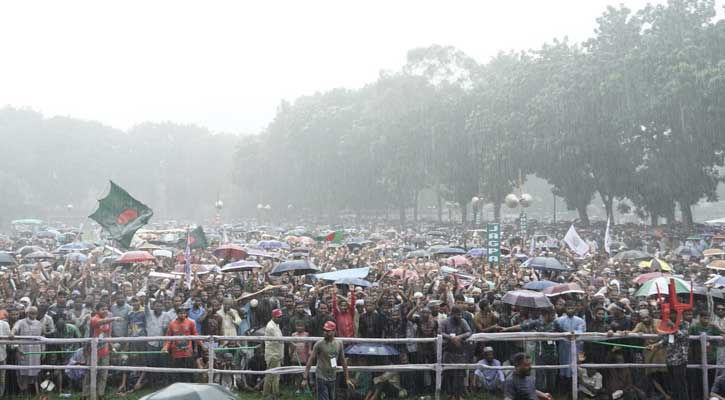 বৃষ্টি উপেক্ষা করে রংপুরে ১১ দলীয় ঐক্যের সমাবেশে নেতাকর্মীদের ঢল