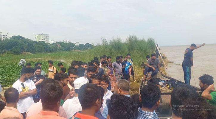 রাজশাহীর পদ্মায় নৌকাডুবিতে বাবা-ছেলে নিখোঁজ, উদ্ধার ৬