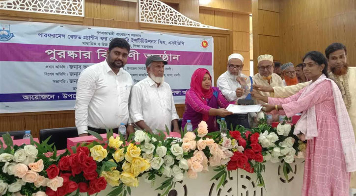 মান্দায় এসইডিপি’র আওতায় কৃতি শিক্ষার্থীদের মাঝে পুরস্কার বিতরণ
