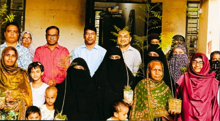 সরিষাবাড়ীতে নারীদের মধ্যে গাছের চারা ও ঋণের চেক বিতরণ