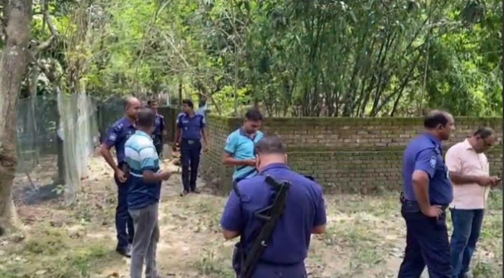 রানিহাটিতে বসত বাড়ির পেছনের কবরস্থানে পুঁতে রাখা ১৫-২০ ককটেল বিস্ফোরণ