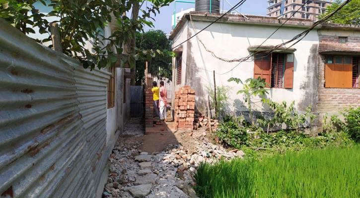 রাজশাহীতে আদালতের নিষেধাজ্ঞা অমান্য করে এতিম পরিবারের পথ বন্ধ