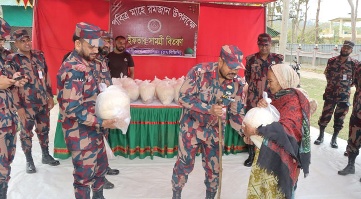 আলীকদমে ৫৭ বিজিবির উদ্যোগে ১০০ পরিবারে ইফতার সামগ্রী বিতরণ