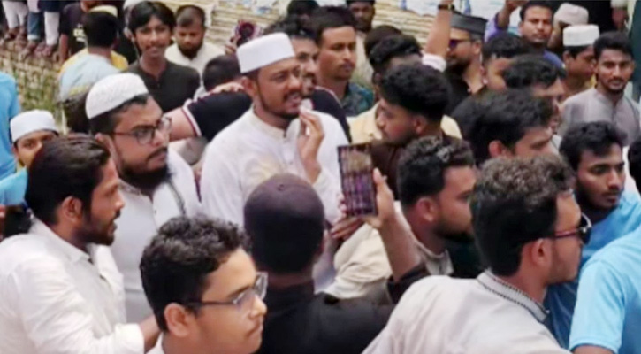 নাসীরুদ্দীন পাটওয়ারীর ওপর ডিম নিক্ষেপ, হামলা