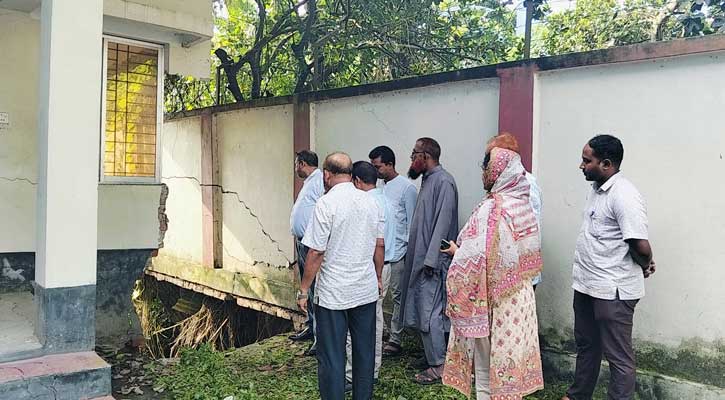 সরিষাবাড়ীতে দুই বছরেই ধসে পড়ল খাদ্য নতুন ভবন