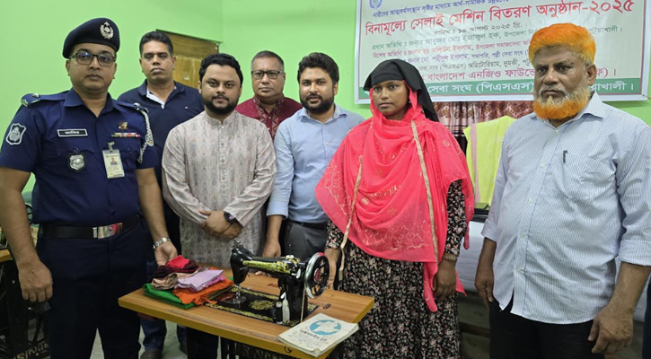 দুমকিতে নারীদের আত্মকর্মসংস্থানের লক্ষ্যে সেলাই মেশিন বিতরণ