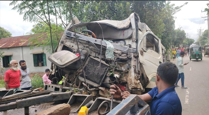 শ্রীপুরে লেগুনার ধাক্কায় পোশাক শ্রমিক নিহত, আহত ১২