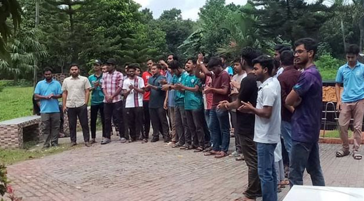 রাবিতে শিক্ষক-কর্মকর্তা কর্মবিরতির প্রতিবাদে শিক্ষার্থীদের সমাবেশ