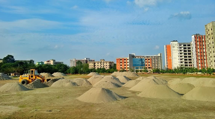 অপরিকল্পিত উন্নয়নের থাবায় বিশ্ববিদ্যালয়ের কেন্দ্রীয় খেলার মাঠ, ৮ মাসেও হয়নি সংস্কার