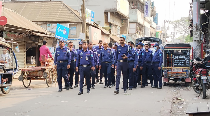 ঈদকে সামনে রেখে যানজট নিরসনে কাজ করছে সালথা থানা পুলিশ
