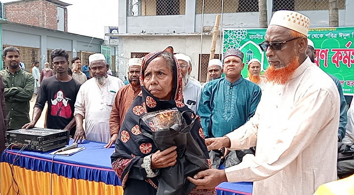 পত্নীতলায় এমপি এনামুল হকের উদ্বোধনে শাড়ি বিতরণ