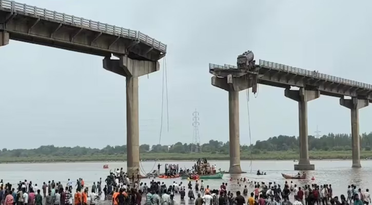 ভারতে সেতু ধসের প্রাণ গেল ৯ জনের