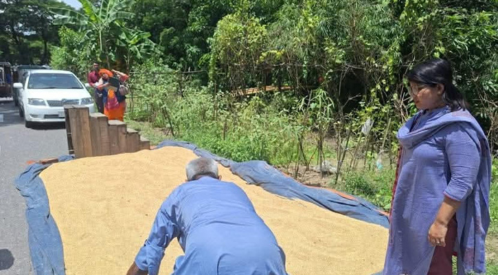 চট্টগ্রামে সড়কে ধান শুকাতেই ব্যবস্থা নিলেন প্রশাসন